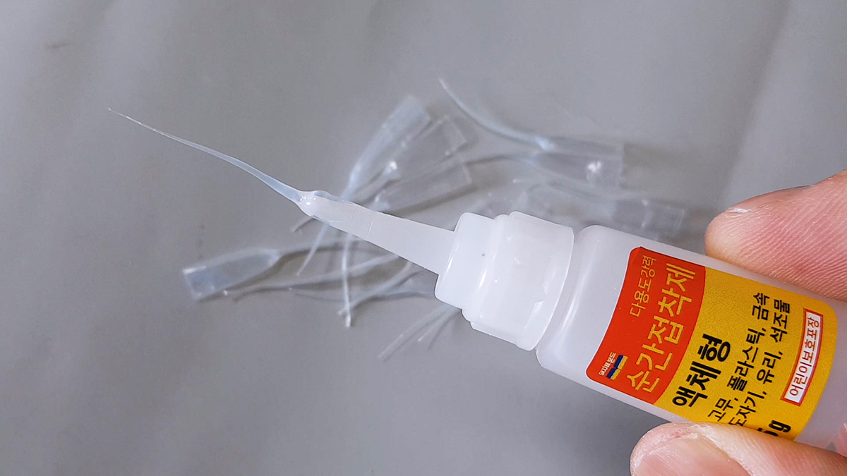A super glue bottle with the DIY PTFE micro-nozzle attached